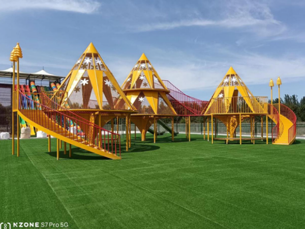 2022年8月，江蘇徐州紅楓森林公園，無(wú)動(dòng)力游樂(lè)項(xiàng)目落地完成，占地15000平，總投資300萬(wàn)。